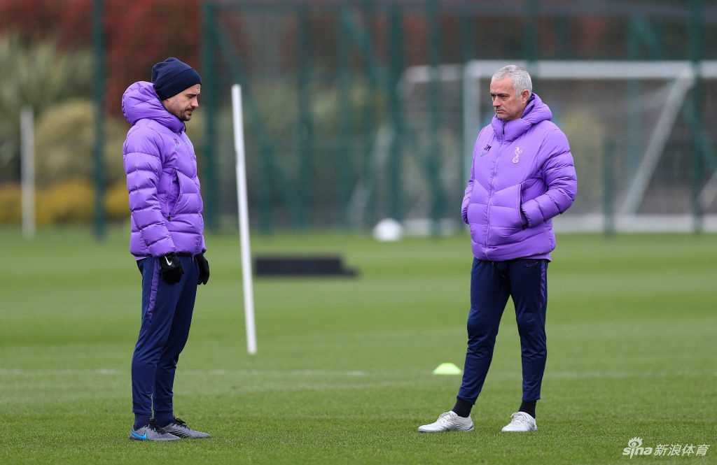 桑切斯和塞塞尼翁在公园的步道上并肩慢跑，两人之间几乎没有保持任何安全距离。