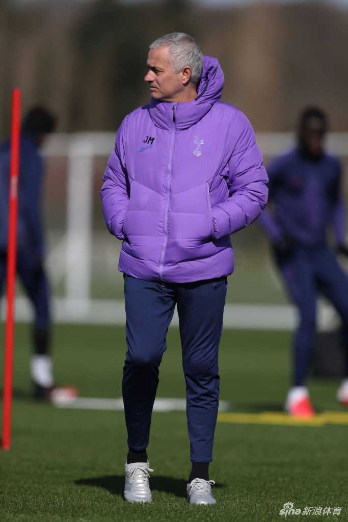 奥里耶在自己的社交媒体上分享的跑步视频截图，显示他与他人一起进行户外慢跑。