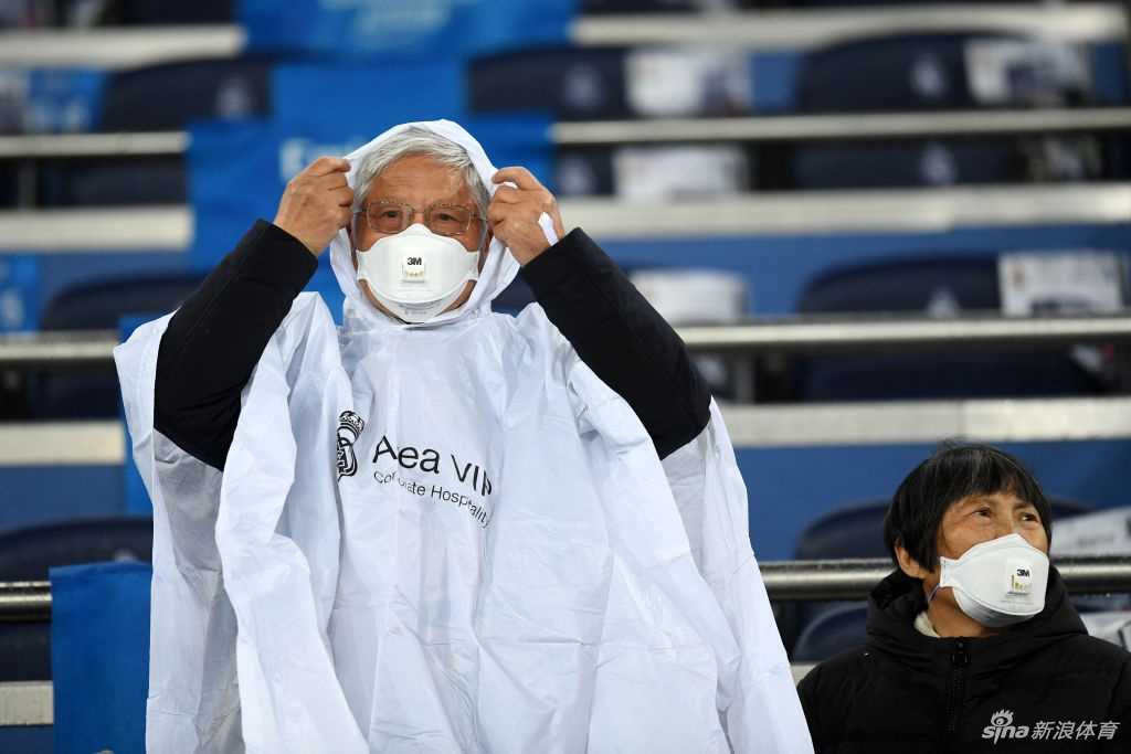 一名亚裔男球迷在皇马进球后，虽然戴着口罩，但眉眼间全是笑意，他挥动着拳头，口罩之上，是难以掩饰的兴奋与喜悦。