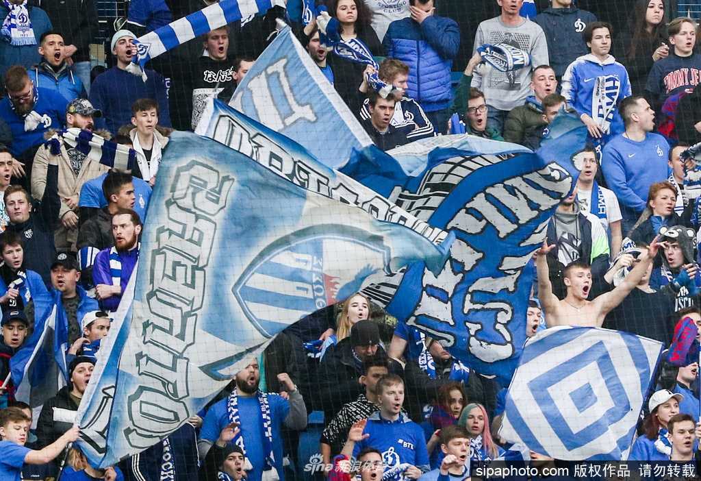 神情凝重的莫斯科迪纳摩队主教练在场边指挥，紧闭的双唇透露出面对突发疫情时内心的巨大压力与对球员健康的深切担忧。