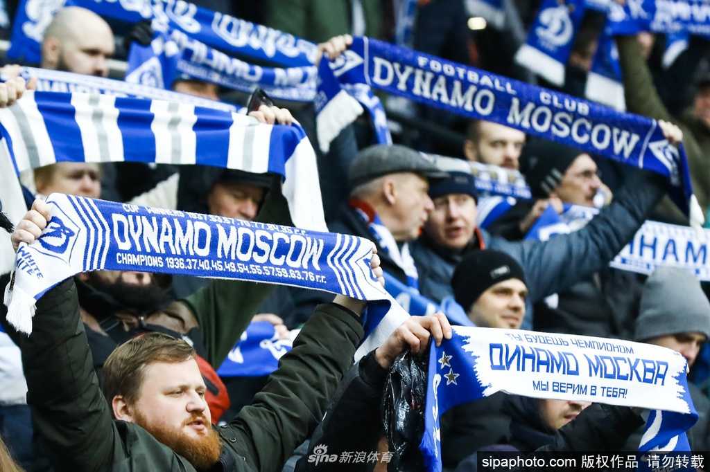 在球队基地的隔离区外，一名莫斯科迪纳摩队的医务人员正严阵以待，透明的防护面罩映出他坚定的眼神，守护着球队的健康防线。