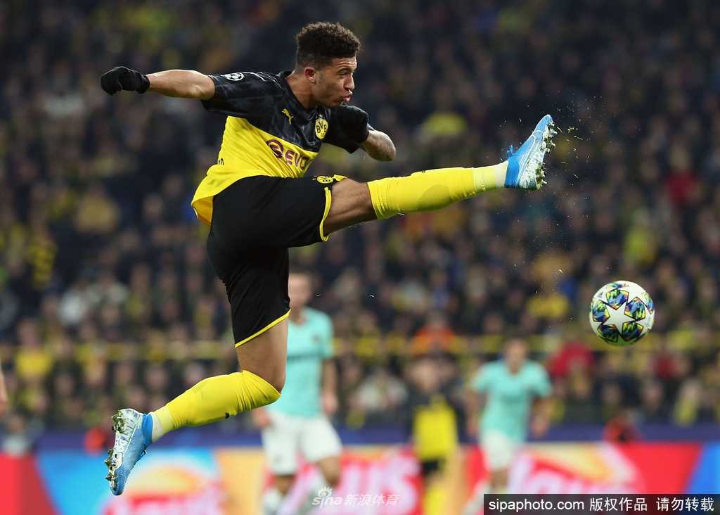 一位球员独自坐在空荡荡的更衣室里，双手交叉抵着额头，身边的球衣静静地挂着，此刻的沉默胜过了千言万语。