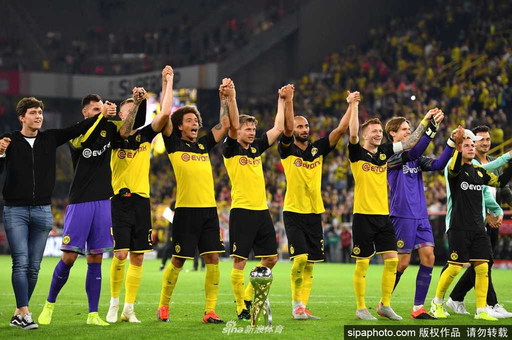 训练场上，几名球员戴着口罩在进行分组传球，彼此间保持着距离，眼神专注却少了往日的轻松交流，疫情改变了训练的方式。