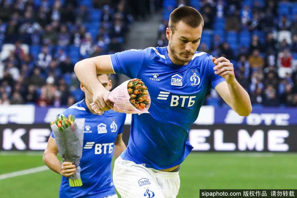 夕阳下的莫斯科迪纳摩队主场VTB Arena球场空旷而寂静，草皮上洒满余晖，静静等待着疫情过后欢呼声重新响起的那一天。