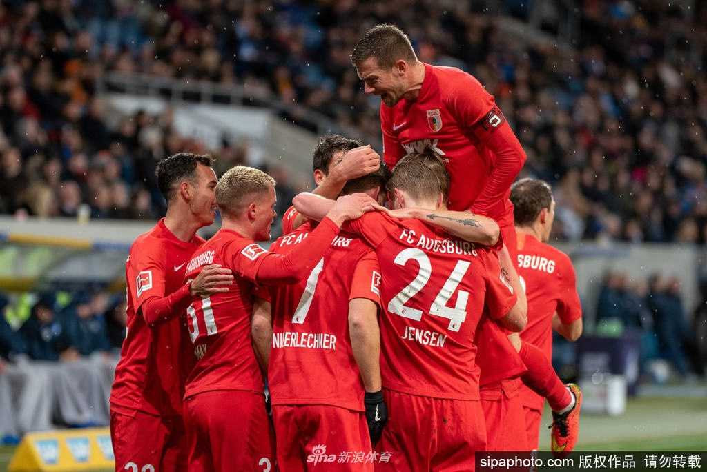 昔日喧嚣的看台空无一人，只有巨大的俱乐部旗帜在午后的阳光下静静垂着，仿佛在为这个没有观众的赛季叹息。