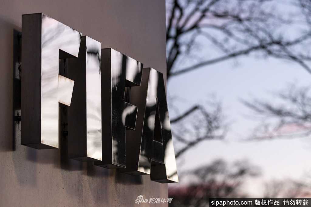 训练场上，球员独自进行着绕杆练习，阳光拉长了他的影子，空旷的训练基地里，只有皮球撞击脚底的声音陪伴着他。