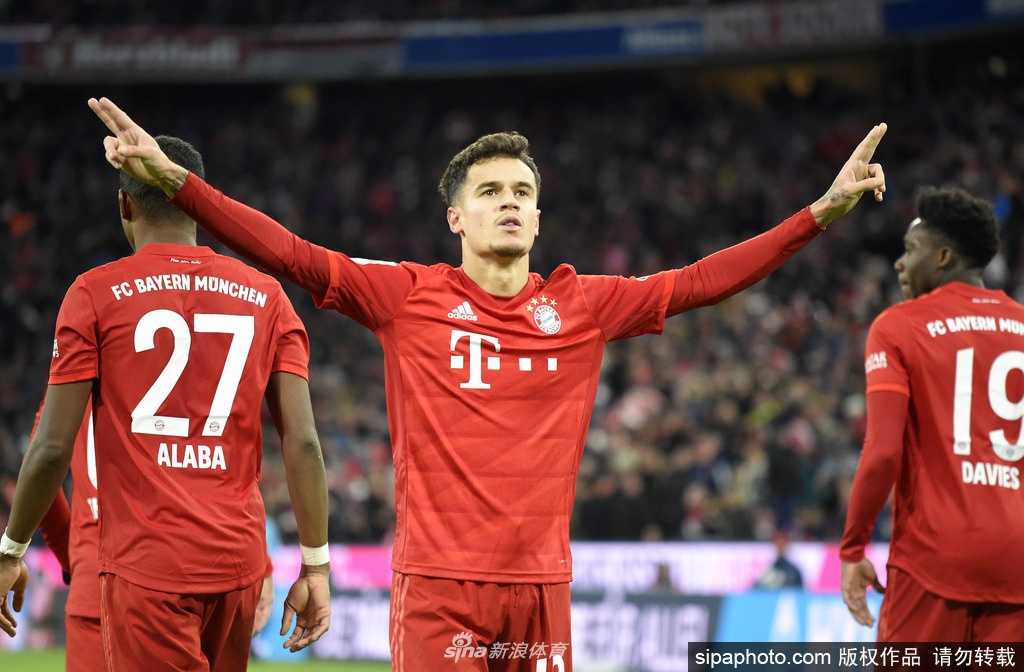 夜幕降临，灯光照亮了空无一人的专业球场，草皮依然翠绿平整，仿佛在静静等待那一声久违的开场哨响。