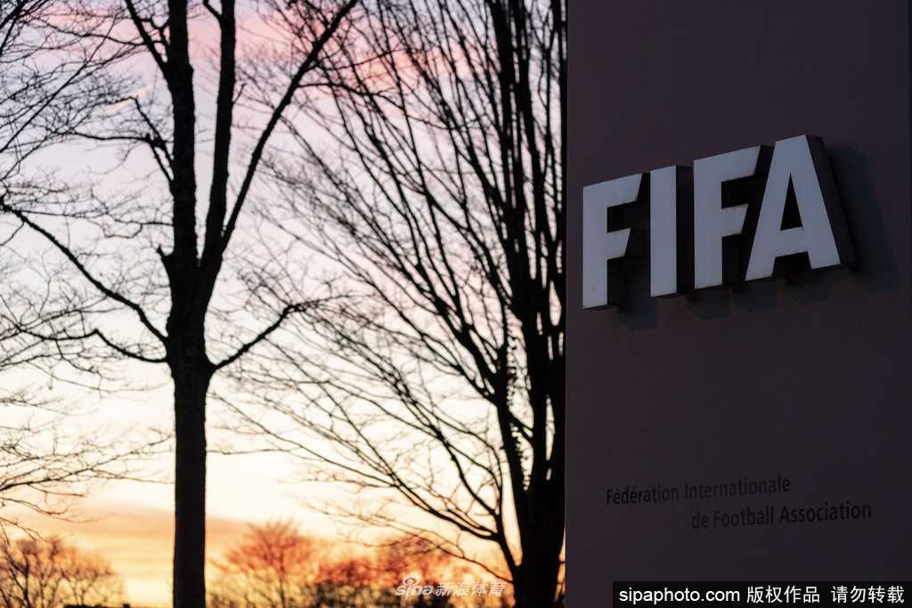 空荡的看台上，座椅色彩斑斓却无人落座，球场的喧嚣被疫情按下了静音键，只有草皮在寂静中等待球员的归来。