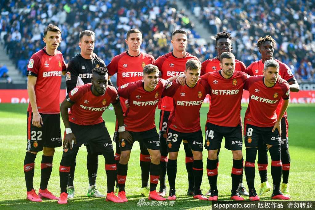 空荡的马洛卡主场看台上，红色的座椅静静等待着永远不会到来的球迷，绿茵场在午后阳光下显得格外寂寥。