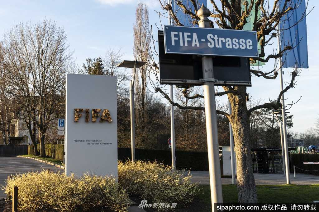 国际足联的Logo静静悬挂在玻璃幕墙上，它仿佛是足球世界的规则守护者，在疫情风暴中为全球赛事制定临时却坚定的新航标。