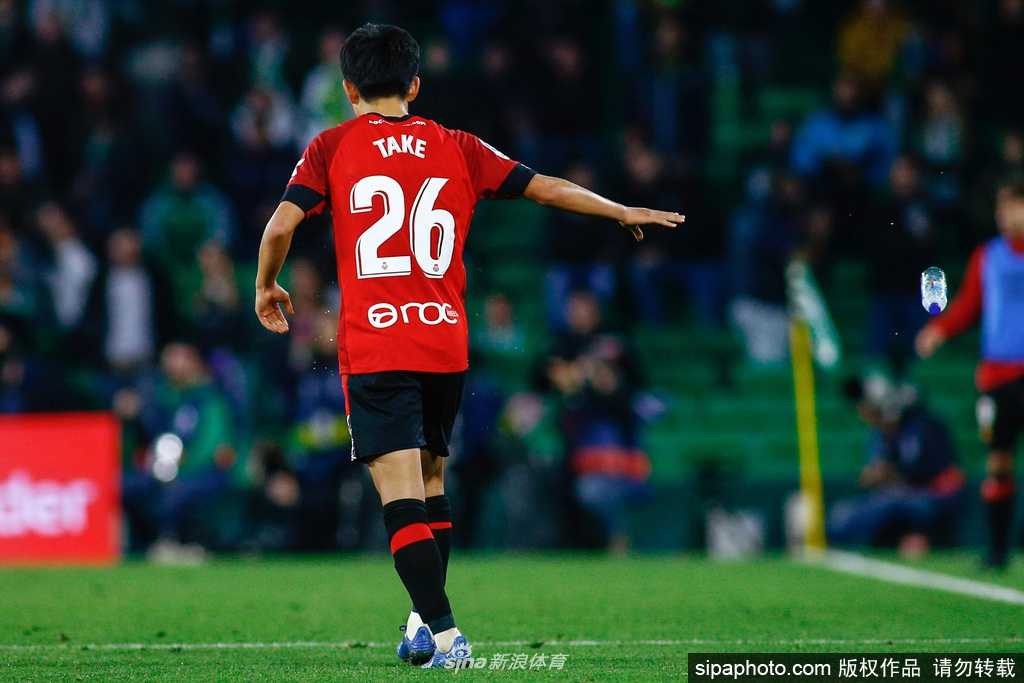 夕阳余晖洒在马洛卡训练基地的围墙上，球员们结束训练收拾装备的背影，宁静中透着对往日比赛时光的怀念。