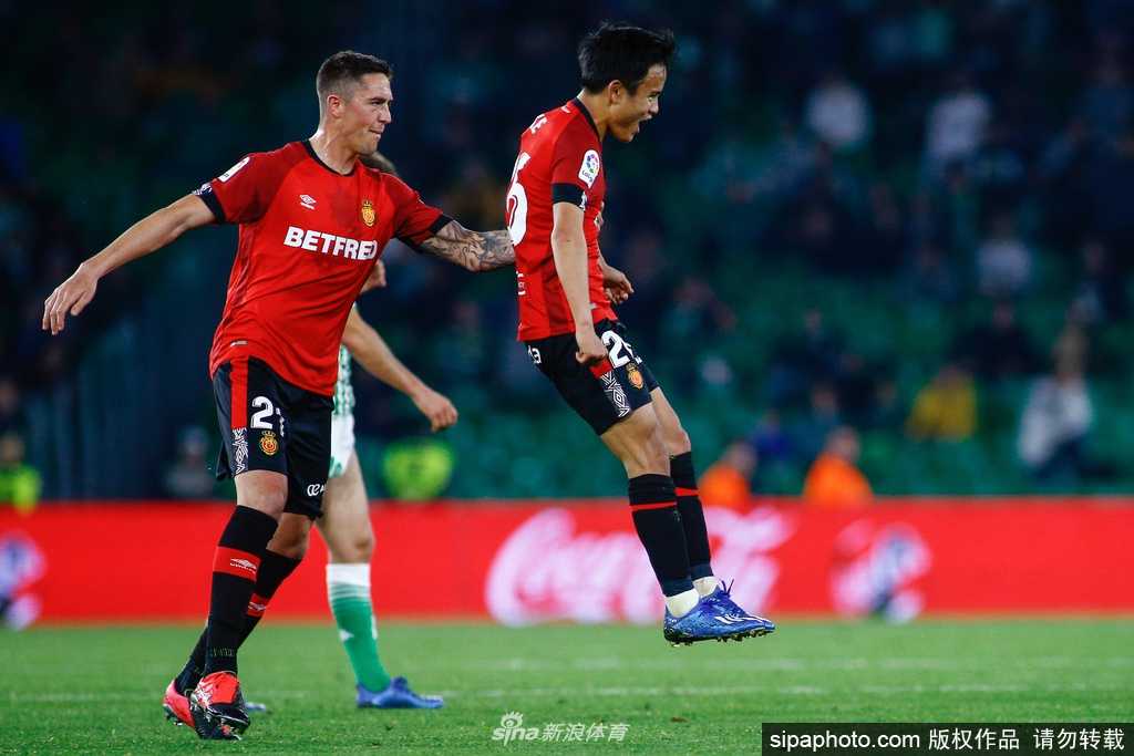 几名马洛卡球员围成一圈相互打气，手臂搭着肩膀，额头几乎碰在一起，用肢体语言传递着团队间的信任与支持。