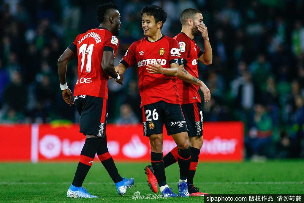 训练场上，马洛卡门将奋力侧扑，手套与草皮摩擦出细碎的草屑，专注的神情仿佛疫情从未打扰他对胜利的渴望。