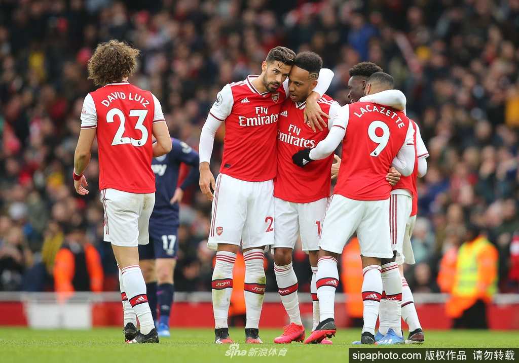 球员们在训练中认真聆听教练布置战术，神情专注而团结。正是这种场上场下的齐心协力，让他们在俱乐部最需要的时候，选择了共同担当。