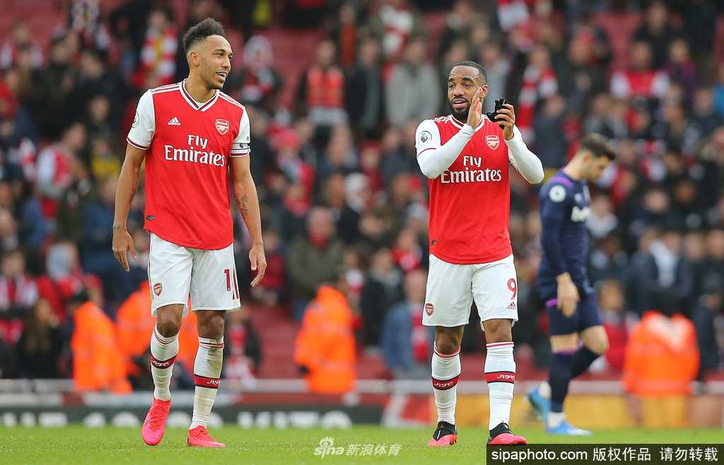 主帅阿尔特塔在场边专注地指挥比赛，他的手势坚定而有力，正是他在疫情危机中挺身而出，成为了球队团结减薪的关键纽带。