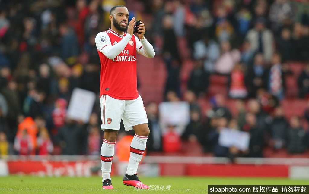 训练场上，阿森纳的球员们穿着钉鞋在草地上奔跑，夕阳的余晖将他们的身影拉长，象征着在漫长的疫情寒冬里，对赛季重启和未来的不懈追逐。