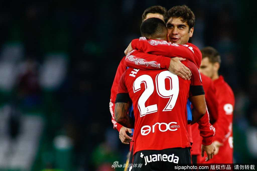 马洛卡队徽在训练场边静静矗立，背景是湛蓝的天空和几缕白云，象征着海岛球队在风雨过后等待重新起航。