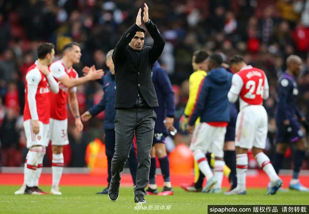 空无一人的酋长球场看台，阳光洒在座椅上，却难掩寂静，仿佛诉说着没有比赛日的落寞与俱乐部面临的财政寒冬。