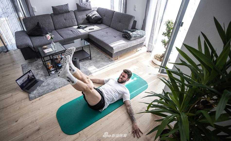 在洒满阳光的客厅一隅，里希特闭目凝神，于瑜伽垫上舒展身体，从绿茵场上的疾风快马变身为寻找内心宁静的‘修行者’。