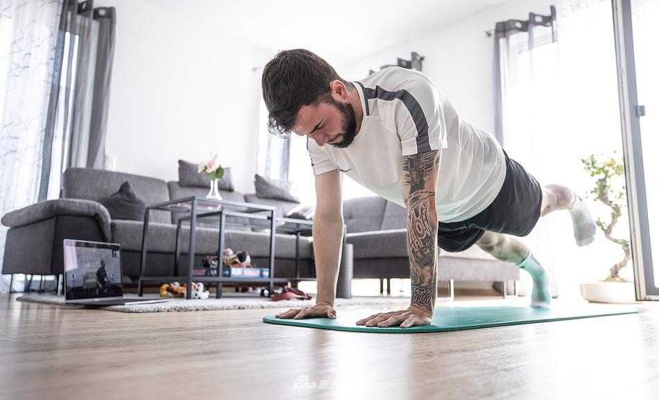 在简单的瑜伽垫上，里希特完成了一个高难度的后仰支撑动作，全身肌肉紧绷，展现出了一名职业足球运动员卓越的身体控制力和核心力量。