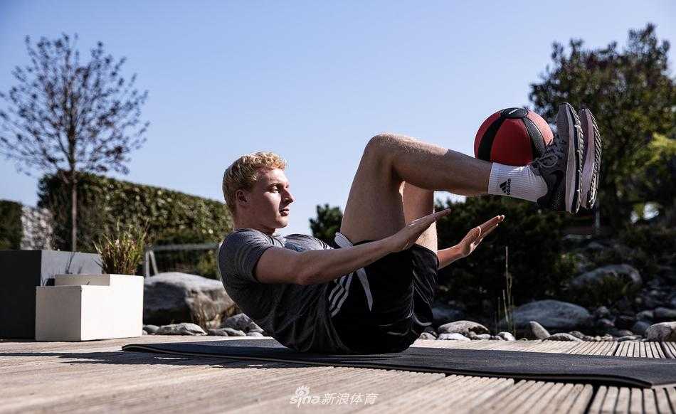 在视频连线的小窗口中，看到格纳布里穿着阿森纳球衣进行颠球训练，他表情专注，脚下的足球仿佛连接着对昔日枪手时光的怀念。