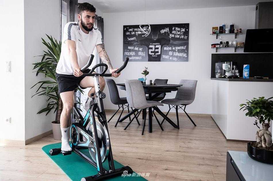 拉伸完毕的里希特对着镜头比出大拇指，脸上带着从容的微笑，仿佛在告诉所有人：我已经准备好，随时等待比赛重启的号角吹响。