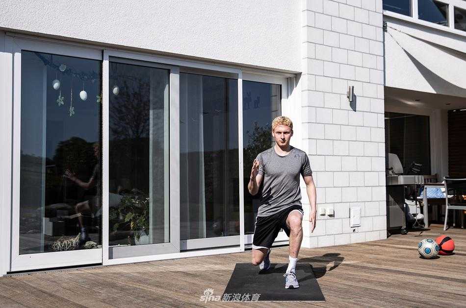 夕阳余晖洒进房间，一名球员结束了一天的训练，正用毛巾擦拭脸上的汗水，身旁的健身球和瑜伽垫见证着他一天的拼搏。