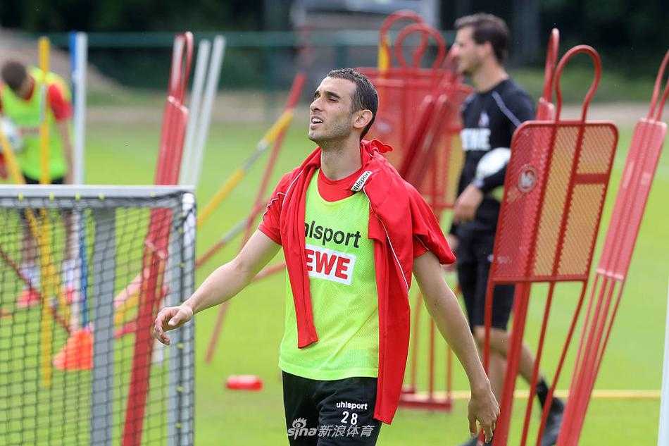 训练间隙，一名科隆球员独自坐在替补席的椅子上，低头解开鞋带，他的背后是一排排空荡荡的蓝色座椅，这个画面定格了疫情之下运动员内心的孤独与对往日喧嚣赛场的怀念。