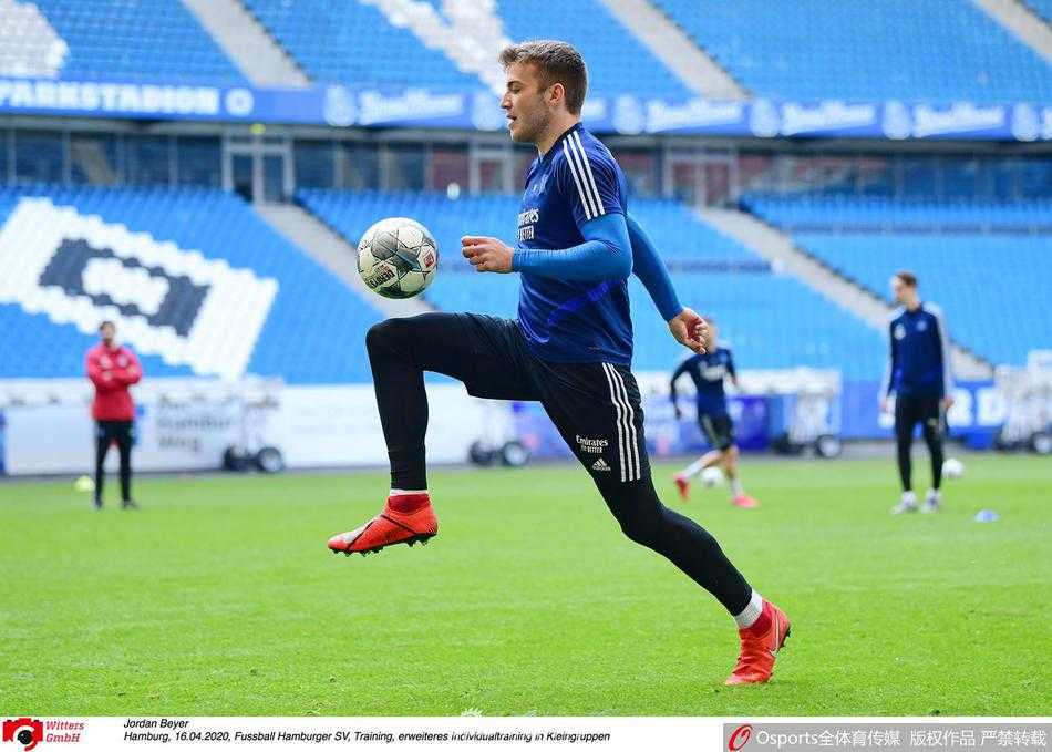 绿茵孤勇者：汉堡球员在空旷球场独自奔跑，身后是空无一人的看台