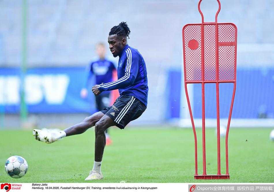 标志盘迷宫：汉堡球员正带球穿梭于精心布置的训练道具之间