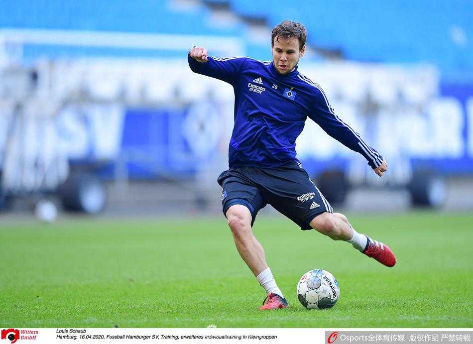 带球疾驰：汉堡球员在无人的训练场上演一个人的攻防演练