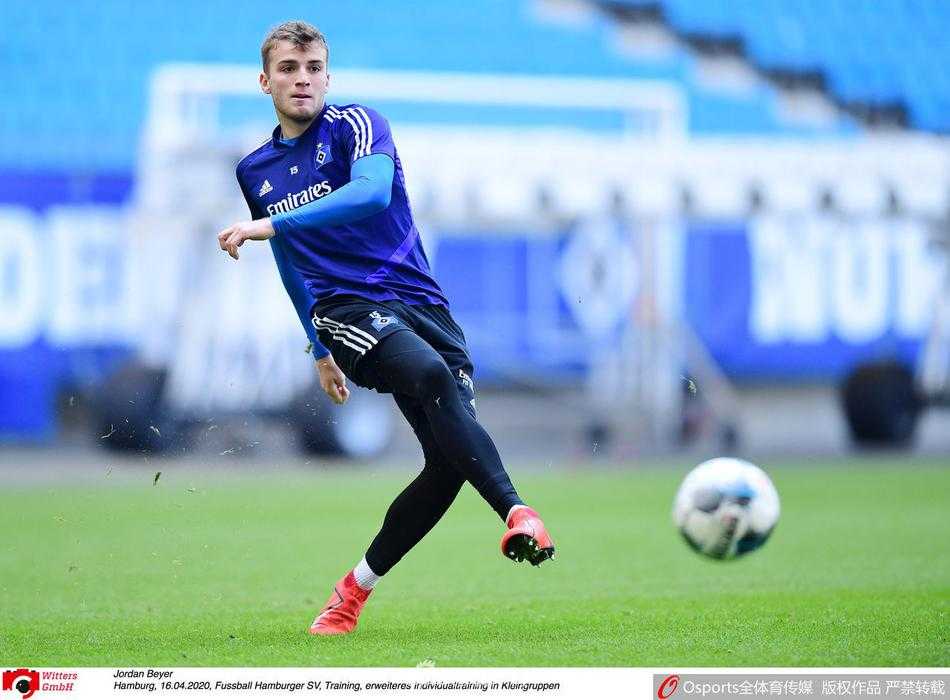 技术打磨时刻：汉堡队员正独自进行高抬腿与控球结合的技术练习