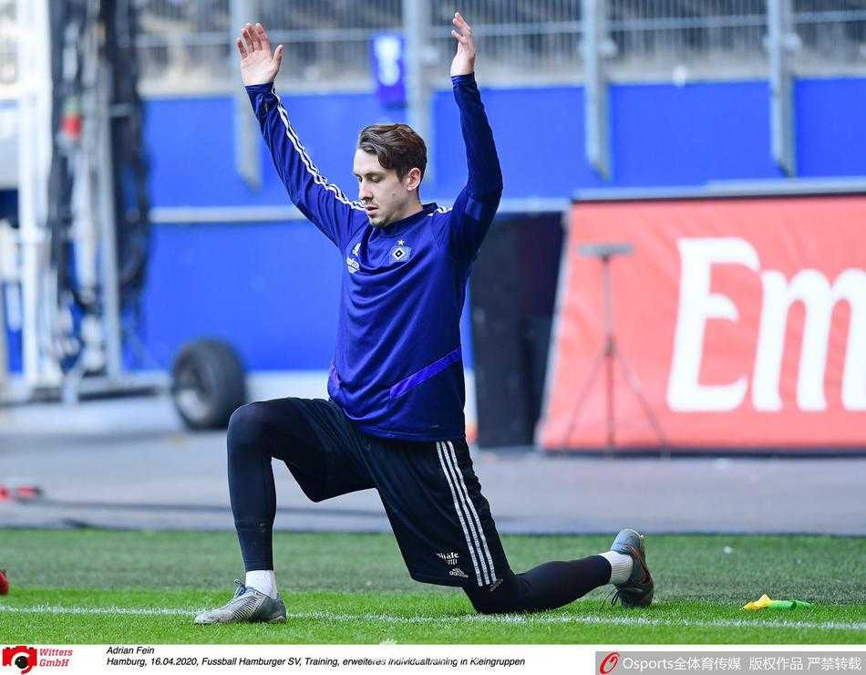 精准脚法练习：球员正全神贯注地将球踢向远处的目标区域