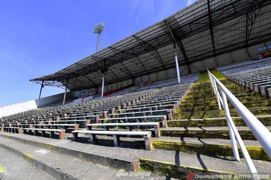 春日阳光无力地洒在博苏尔球场的看台上，一排排红黄相间的座椅空空如也，仿佛在无声地诉说着对往日喧嚣的怀念，整个球场笼罩在一片寂寥的氛围中。