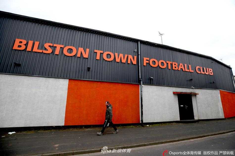 紧闭的金属栅栏上，一只憨态可掬的毛绒小熊静静坐在那儿，像是替无法到场的小球迷守护着这片足球圣地