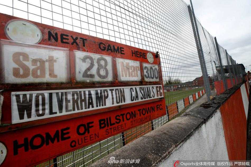 阳光穿过铁门的缝隙，在空荡的台阶上投下斑驳光影，曾经匆匆的脚步不再，只留下光影诉说着往昔的热闹