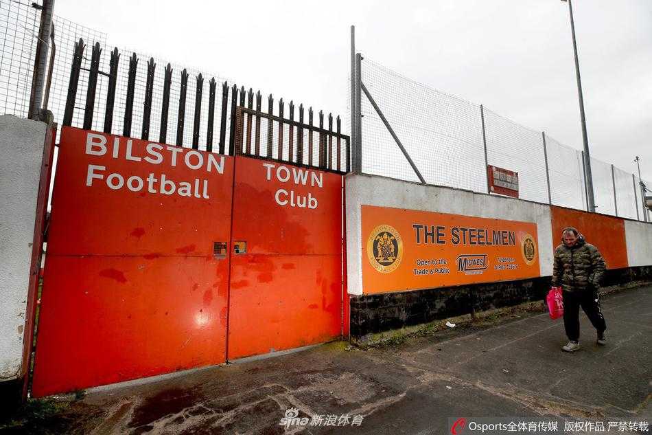 透过铁丝网望去，主看台孤零零地伫立在阴云下，草坪无人修剪，这座百年球场的呼吸声在疫情中变得微不可闻