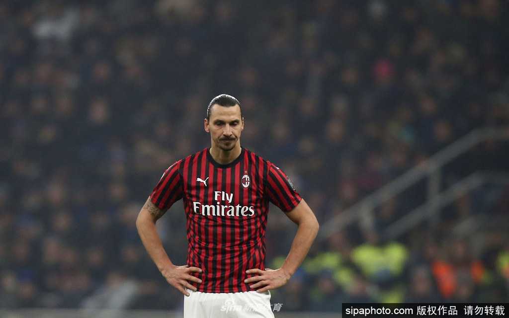 空荡荡的球员通道内，一盏盏灯光依旧明亮，通道尽头是绿茵场的方向，球员替补席的座椅被塑料布严密遮盖，似乎在无声地诉说着这里正在经历一场没有硝烟的战役。