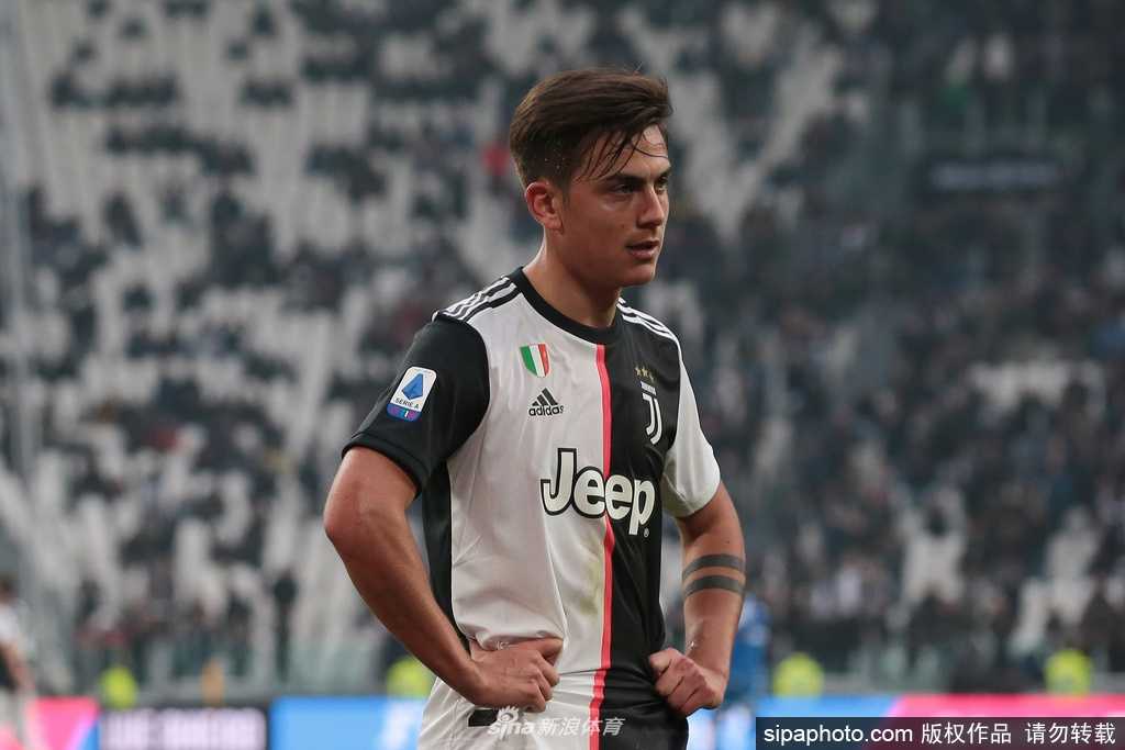 空旷的意甲球场内，座椅空无一人，昔日山呼海啸的呐喊声被寂静取代，巨大的球场LOGO在空荡看台映衬下显得格外落寞，静静等待着球员与球迷的归来。