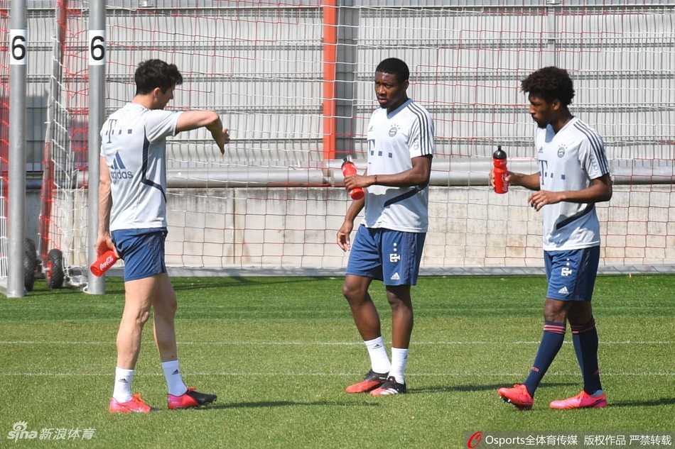 在安联球场的阴影下，队长诺伊尔独自进行着守门员专项训练，他的目光专注，身后的看台空空荡荡，仿佛在守护着一座无人的城池。