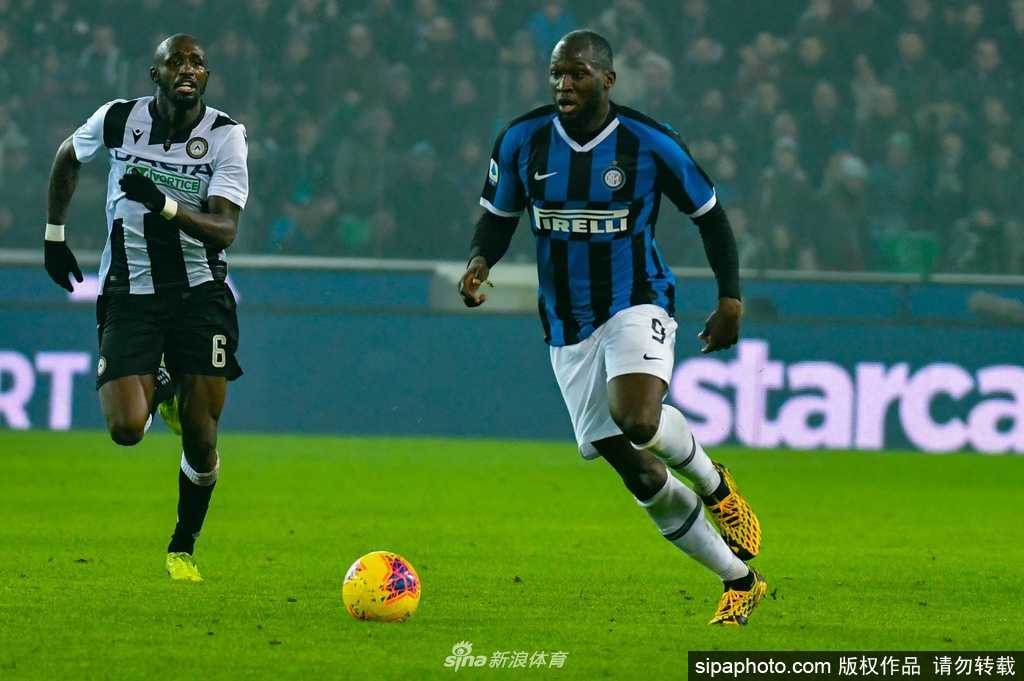 夕阳的余晖洒在精心养护的意甲比赛场地上，草皮依然鲜绿，但看台上没有一名观众，只有空荡荡的座椅静静地陪伴着这片绿茵，仿佛在等待一场即将到来的、意义非凡的战斗。