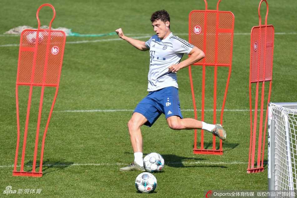 托马斯·穆勒在空旷的训练基地中全速冲刺，阳光在他身后拉出长长的影子，尽管没有观众的呐喊，但他脚下的每一次触球都充满了对比赛的渴望。