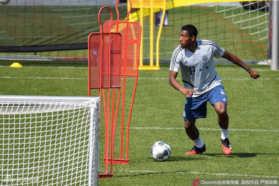 训练场上，两名拜仁球员保持着明显的距离进行传接球练习，他们之间的这片绿茵，仿佛成了一道看不见的防疫隔离带，守护着彼此的安全。