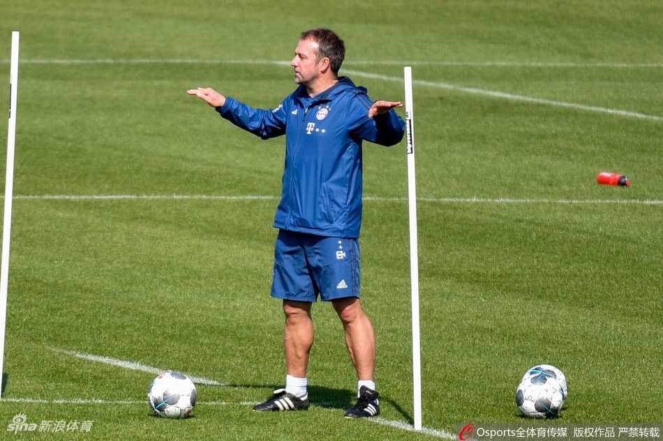 穆勒和队友在训练中用一种全新的“碰脚礼”互相致意，这个取代了拥抱和击掌的动作，成为了疫情时期足球场上特有的友谊见证。