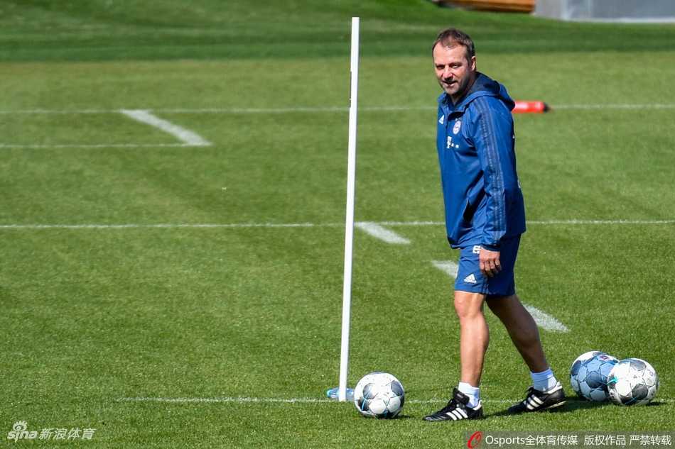 在洒满阳光的训练场上，一名拜仁球员正大力抽射，足球在空中划出一道弧线，仿佛要冲破疫情的阴霾，带着人们对正常生活的期盼飞向远方。