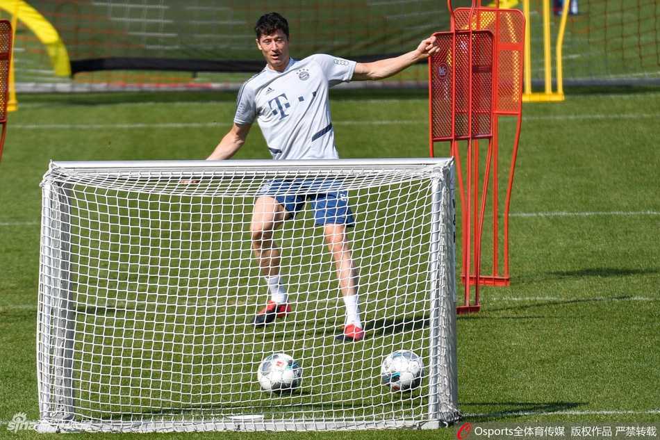 莱万多夫斯基在康复后首次参与合练，他神情专注地卸下高空球，草坪上斑驳的光影仿佛记录着他从伤病中归来的坚定步伐。