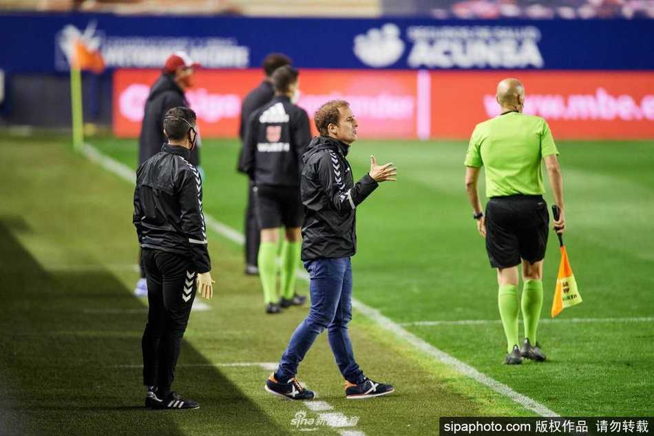 在绿茵场的阳光下，阿拉萨特露出温暖而谦逊的微笑，眼神中透露出对未来的坚定与对足球纯粹的热爱