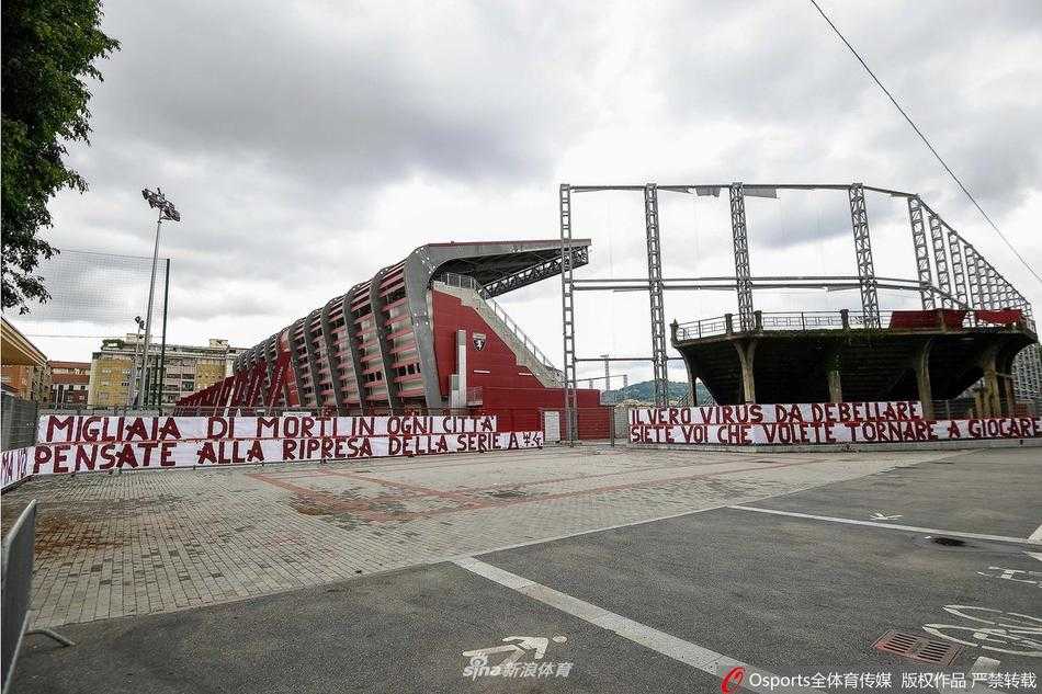 都灵奥林匹克球场外，一幅醒目的白色横幅上，黑色的大写字母拼出令人心碎的控诉：