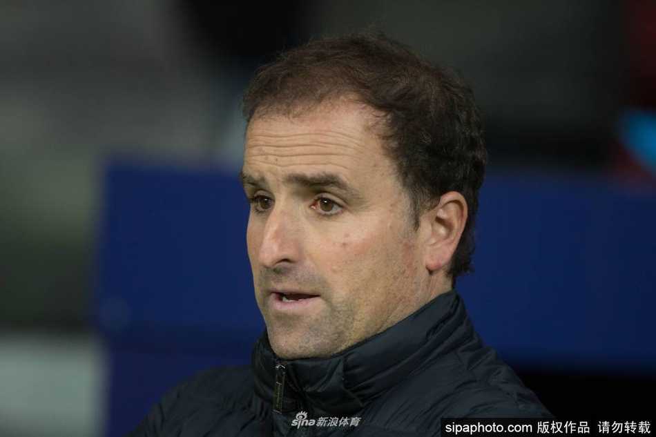 镜头下的阿拉萨特正在场边激情指挥，他张大嘴巴呼喊，肢体语言极富感染力，仿佛要将战术直接灌输给场上弟子