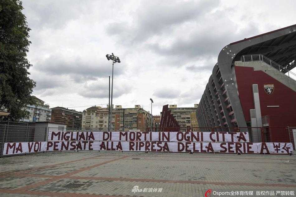 另一处围栏上，一面更具攻击性的红色横幅格外刺眼：